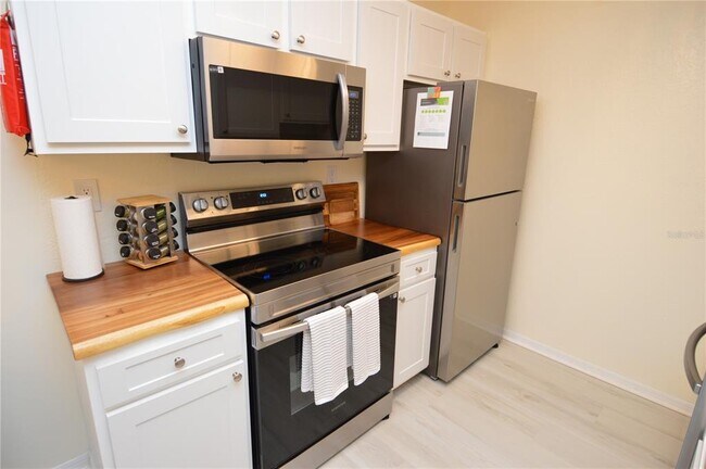 Building Photo - 10263 Gandy Blvd N