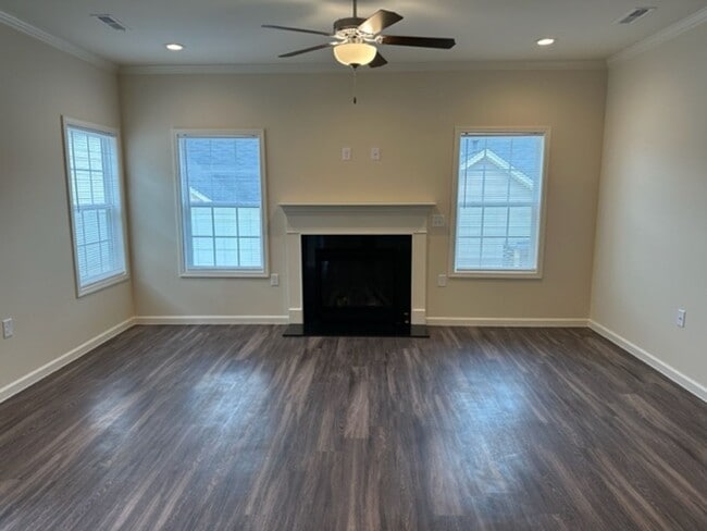 Building Photo - Townhouse / Whitsett