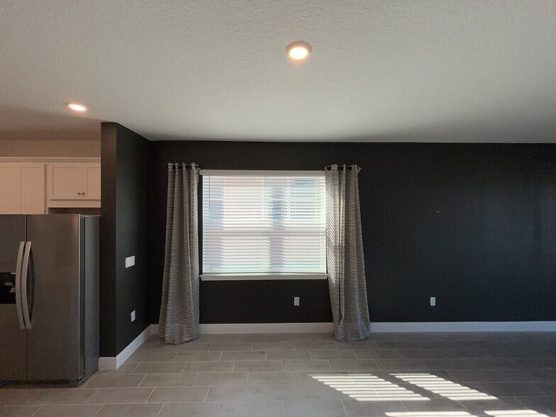 Building Photo - 2028 Sunshine Peak Dr