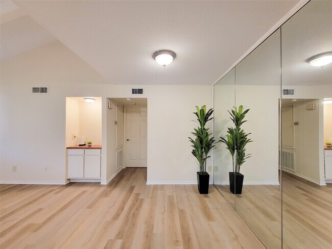 Building Photo - 5711 Sugar Hill Dr