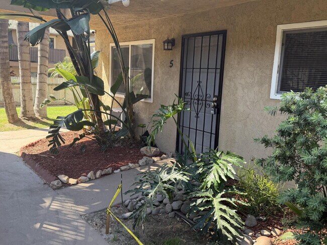 Building Photo - 2 bed 1 bath Beautiful 1st floor unit