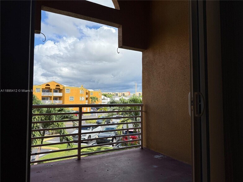 Building Photo - 9725 Fontainebleau Blvd