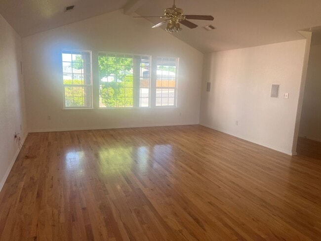 Building Photo - Quiet Neighborhood near Great Park!!