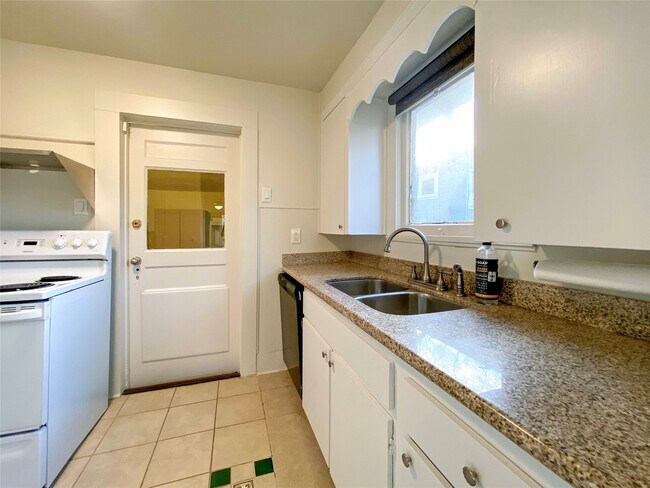 Building Photo - 7924 Ford St