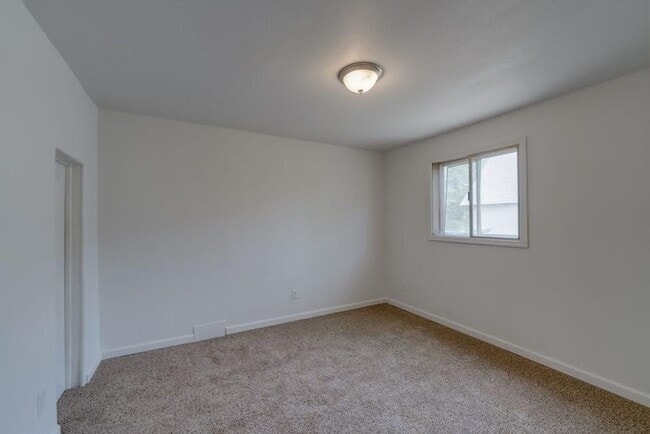 Building Photo - 4 bedroom 2 bath Home