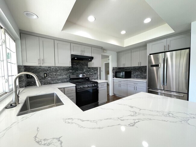 Building Photo - Live in Style in the Heart of Camarillo!