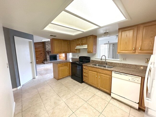 Building Photo - Charming 3-Bedroom Pool Home on a Quiet Cul-de-Sac in Rosemont