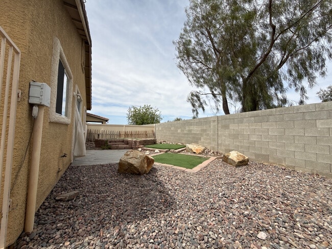 Building Photo - 824 Blushing Rose Pl