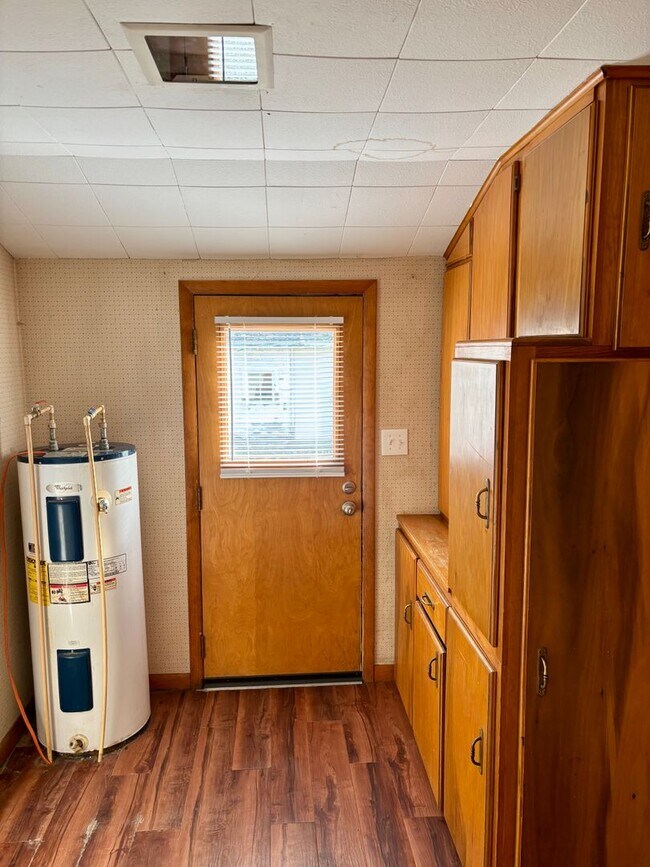 Building Photo - Check Out This 3-Bed/1.5-Bath House in Blu...