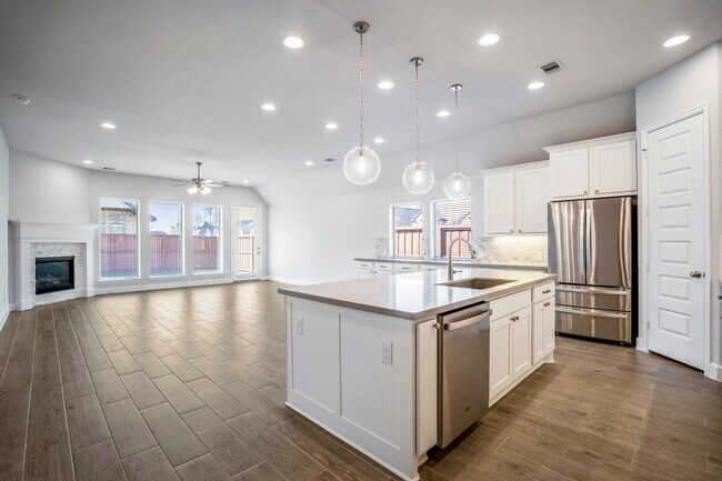 Building Photo - 7845 Charter Hill Dr