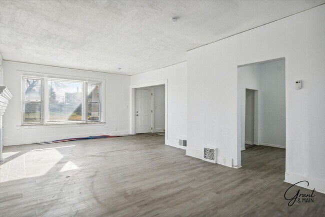 Building Photo - 4 Bedroom newly renovated $1475