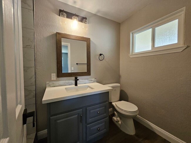 Building Photo - Welcome Home! Spacious Floor Plan 3 Bed 2 ...
