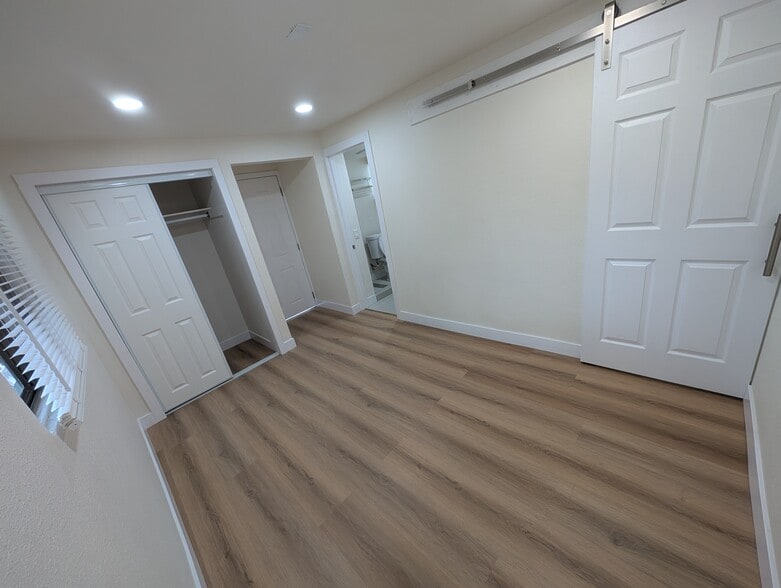 Building Photo - 827 Laveta Ter