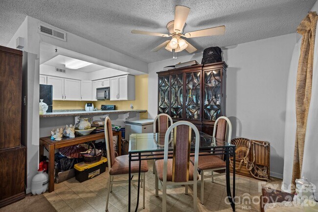 Building Photo - 1832 J Julian Ln