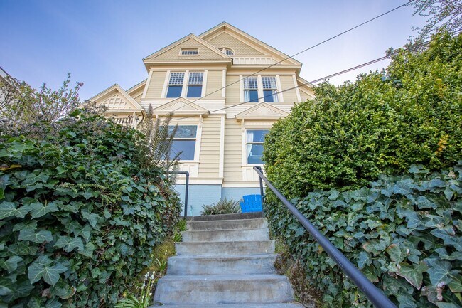 Building Photo - 1940-1946-1946 SW Market St Dr