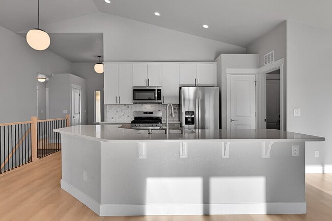 Building Photo - $2,650.00, 5-bed, 3-bed ranch-style home located in Colorado Springs with a large back yard.