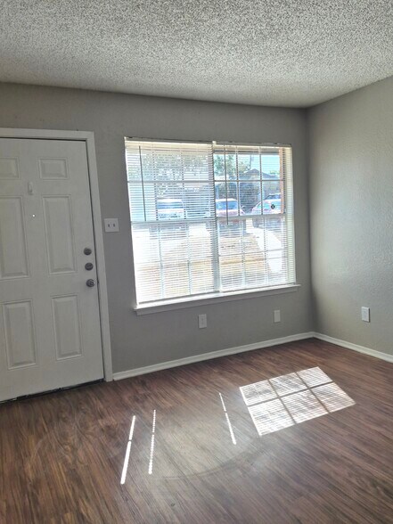 Building Photo - 216 Pine Meadow Dr