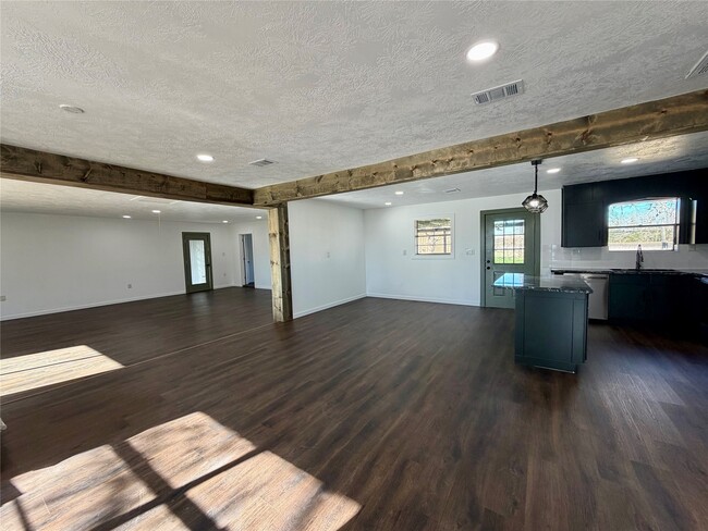 Building Photo - 100 Shady Oaks Ln