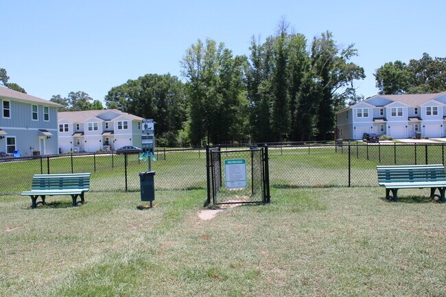 Building Photo - Beautiful New Townhome / Pet Friendly / Wi...