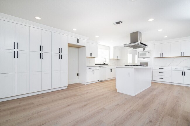 Building Photo - 11859 S Carson Way
