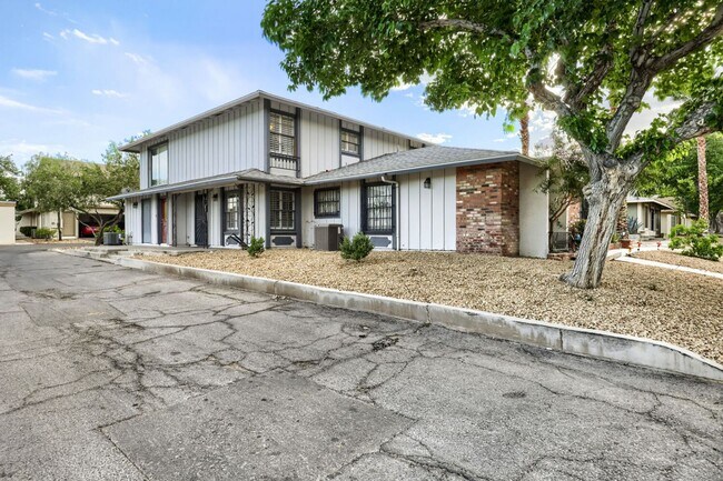 Building Photo - Cozy 2-Bedroom Apartment with Community Amenities