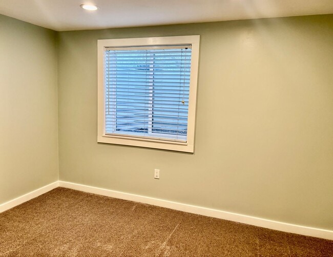 Building Photo - Spacious House. Expansive Lot. Prime Location