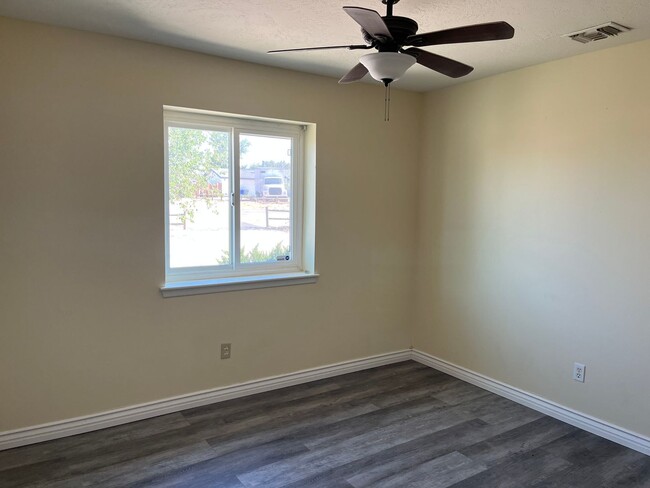 Building Photo - 4 bedroom 2bathroom Home Available now! Ap...