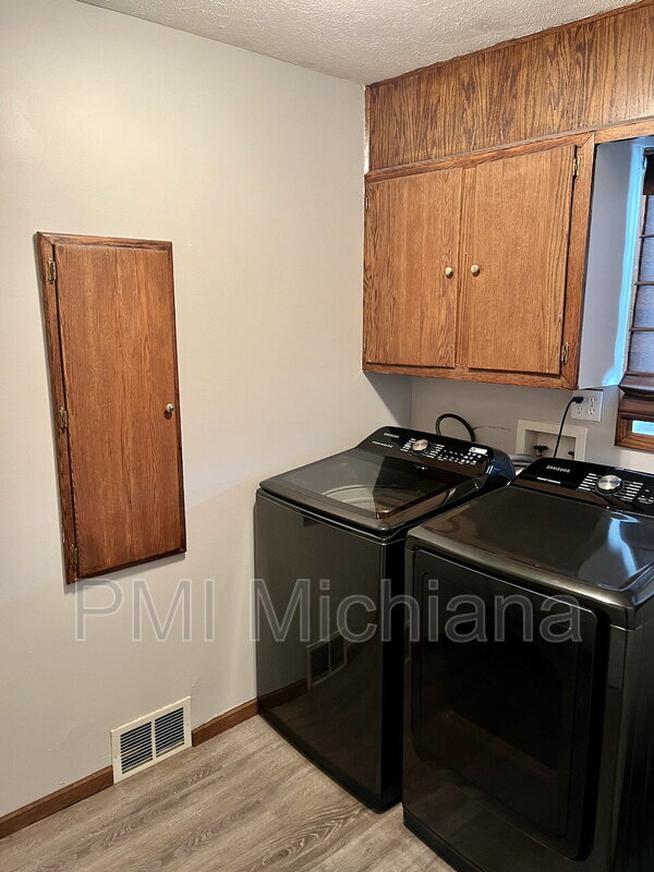 Building Photo - 19901 Oakdale Ave