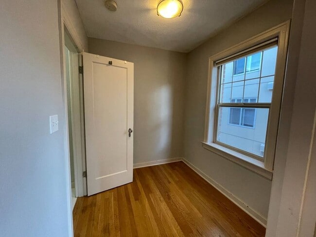 Building Photo - Queens Court Condo #310 - Top Floor Corner...