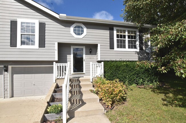 Building Photo - Three Bedroom House in Platte City