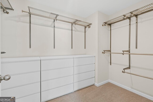 Building Photo - 3645 Beaconfield Ct SE