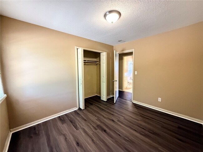 Building Photo - 2208 Sycamore Pl