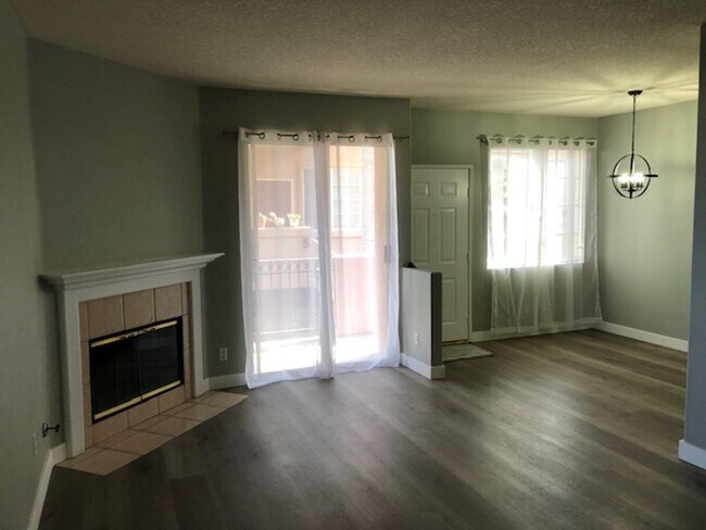 Building Photo - Beautiful 3 bedroom 2 bath Townhome across...