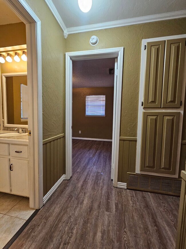 Building Photo - (3) Bed/(1.5) Bath Avail NOW! Pet Negotiable!