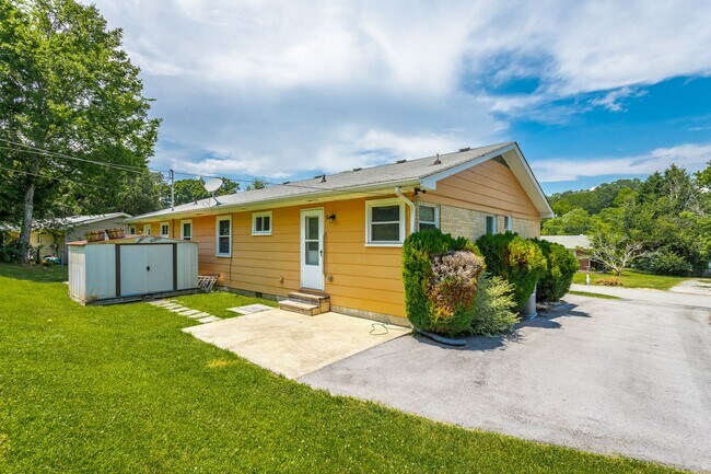 Building Photo - Newly Available! 2 Bedroom 1 Bathroom in the Heart of Hixson!