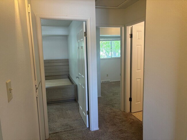 Building Photo - Updated 3bd/2.5ba Townhome in Lakewood
