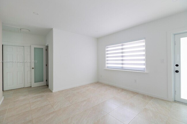 Building Photo - 7800 NE 10th Ct