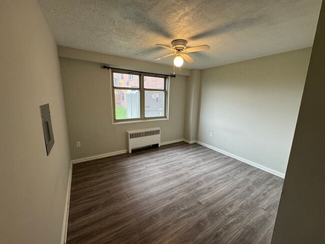 Building Photo - 11820 Edgewater Dr