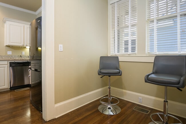 Building Photo - South Highlands