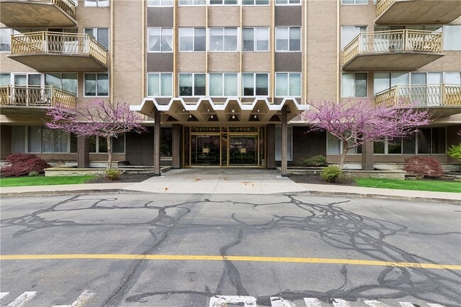Building Photo - 1400 East Ave