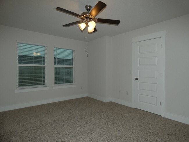 Building Photo - Stunning Townhome - End Unit