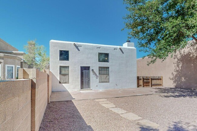 Building Photo - NW Home 3 Bedroom 2 Bath 2/CG 1266/SF