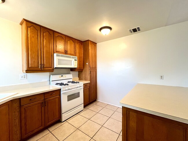 Building Photo - 3 bed, 2 bath in Ontario, CA!