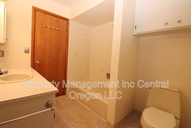 Building Photo - 1670 Yew St SE