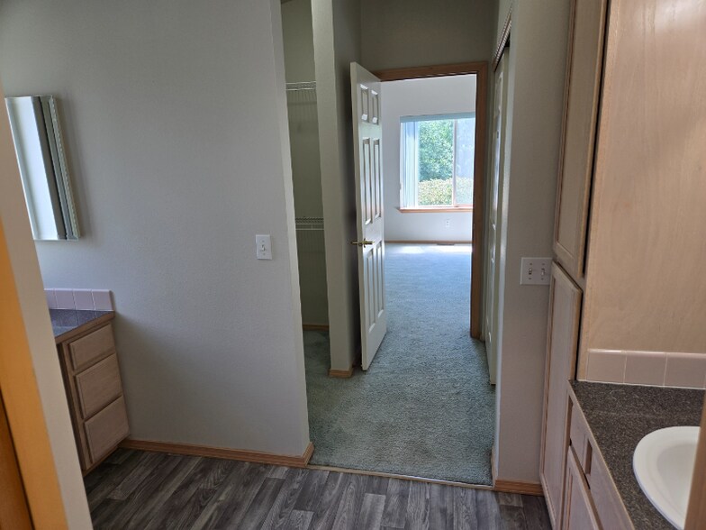 Building Photo - 404 S Chinook Cir
