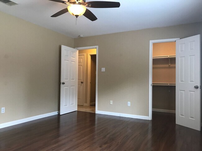 Building Photo - Nice 3/2 IN GRACY WOODS