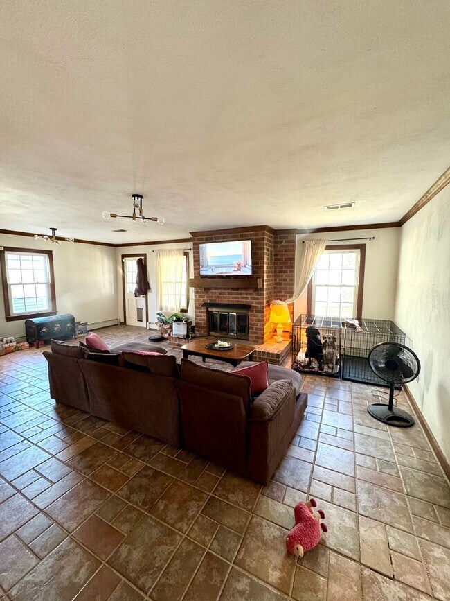 Building Photo - 5 Bed 2 Bath Home for Rent in Chesapeake!