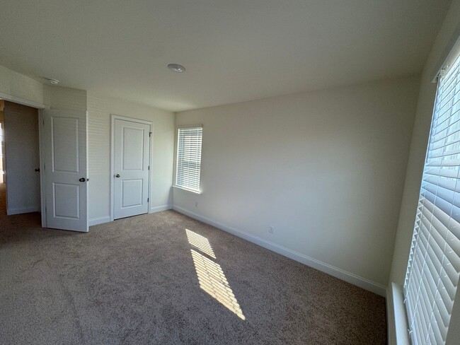 Building Photo - *Move in Special* End Unit 3 Bed | 2.5 Bat...