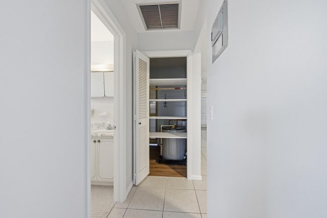 Building Photo - 410 W Palm St