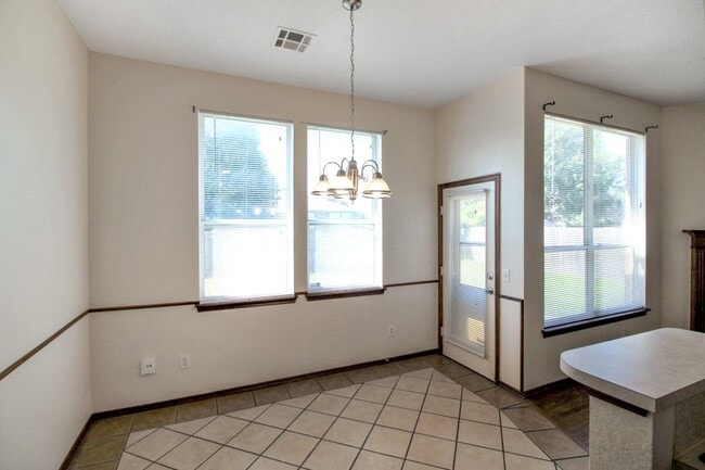Building Photo - Beautiful Home in Edmond Community